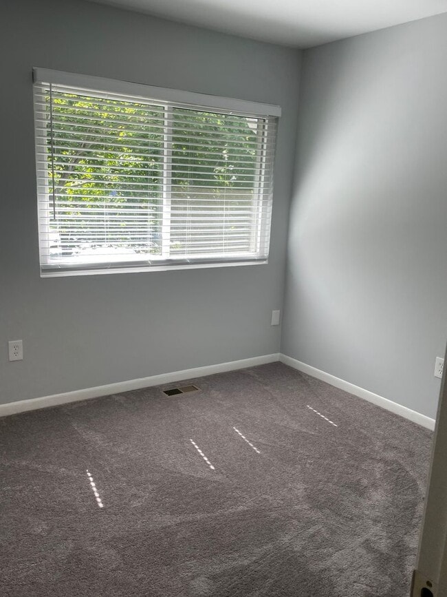 Building Photo - End unit townhome in Annapolis!