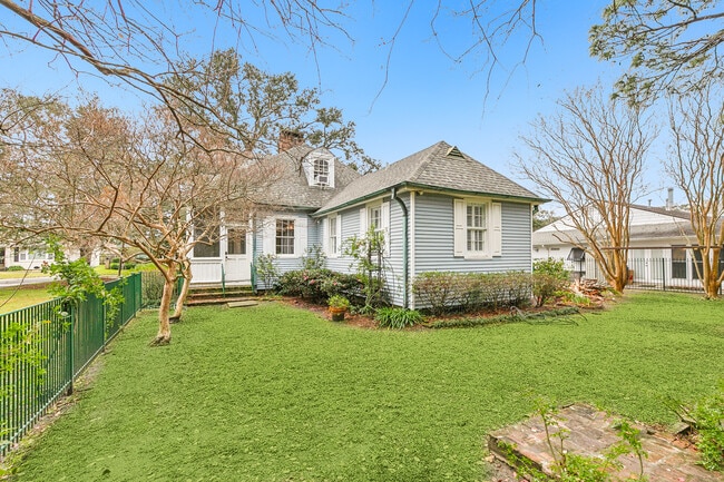 Building Photo - 523 Turquoise St