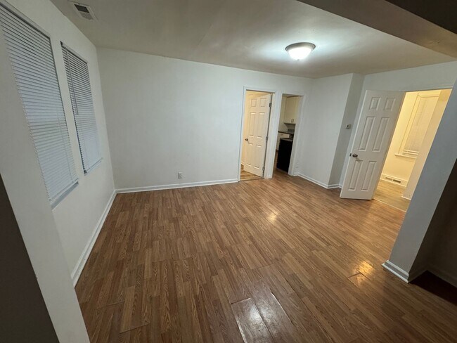 Building Photo - 274 Wrexham Ave