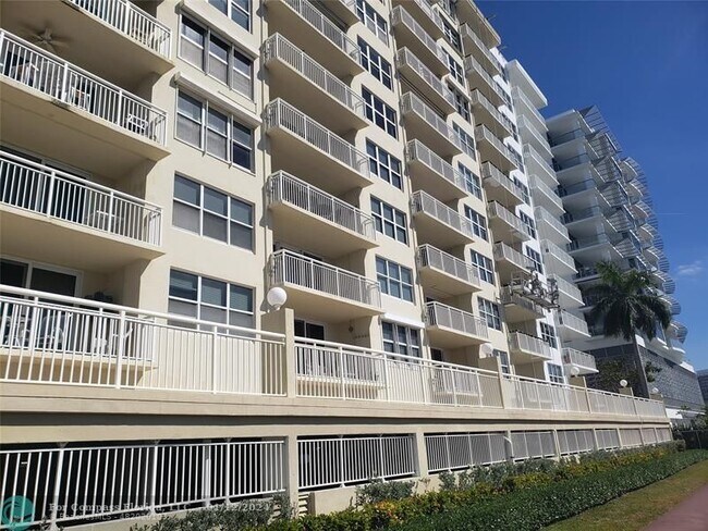 Building Photo - 511 Bayshore Dr
