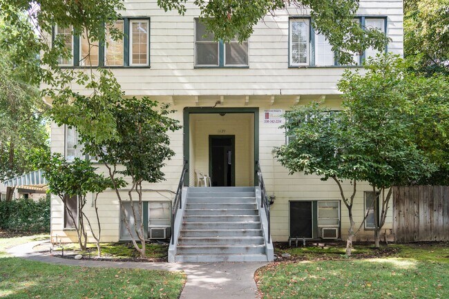 Interior Photo - 1129 Magnolia Ave
