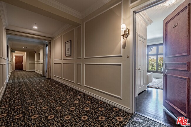 Building Photo - 316 N Rossmore Ave