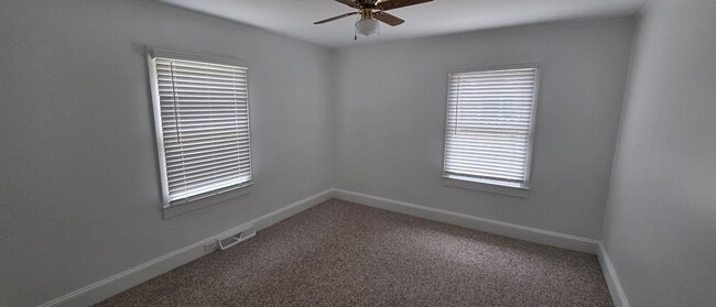 Building Photo - Cute little ranch with screened porch