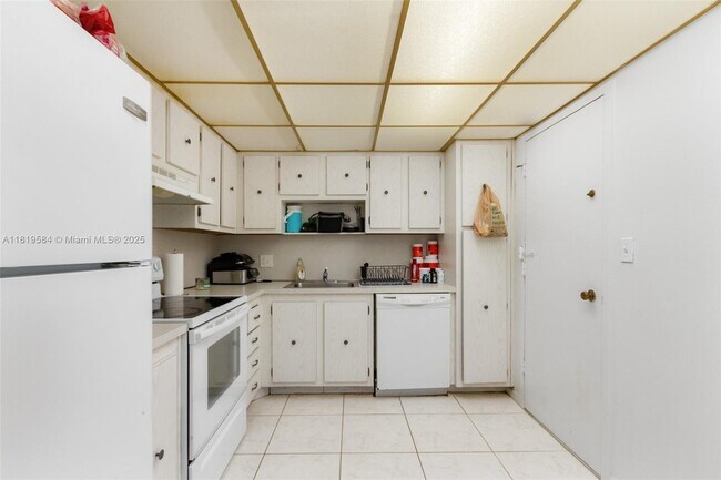 Building Photo - 3800 S Ocean Dr