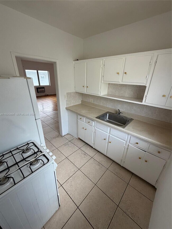 Building Photo - 945 Bay Dr