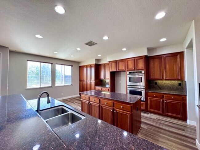 Building Photo - Oversized 5 bedroom Copper Canyon Murrieta...