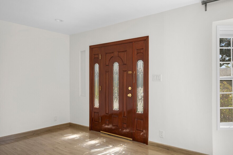 Building Photo - 905 Graynold Ave