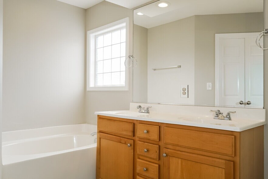 Building Photo - 8115 Willowglen Dr