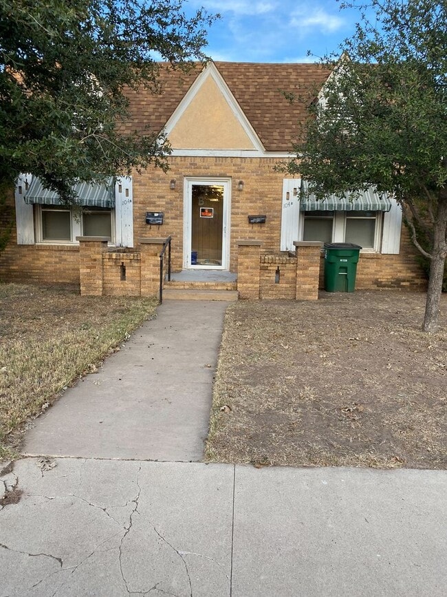 Building Photo - Cute and FURNISHED 1 bedroom, 1 bath duplex COMING SOON!!