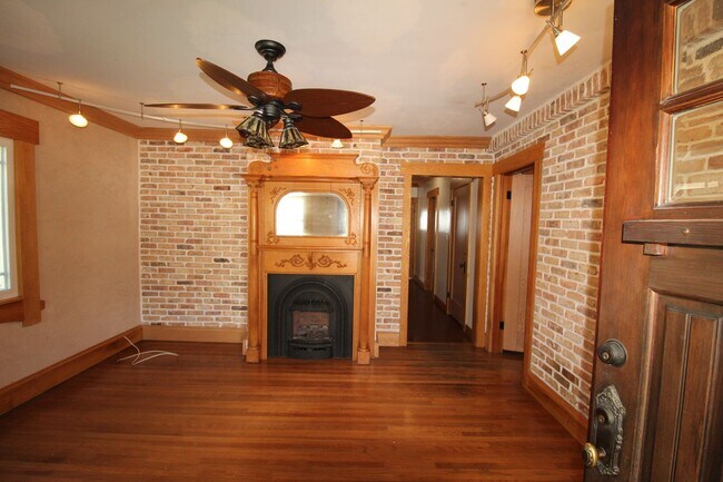 Building Photo - 916-920 Poli