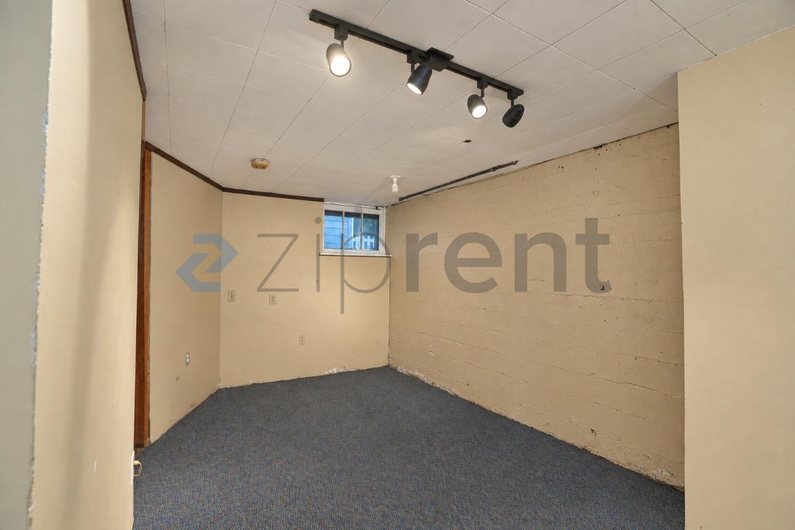 Building Photo - Unit