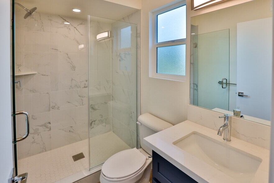 Building Photo - 1164 W 37th Pl