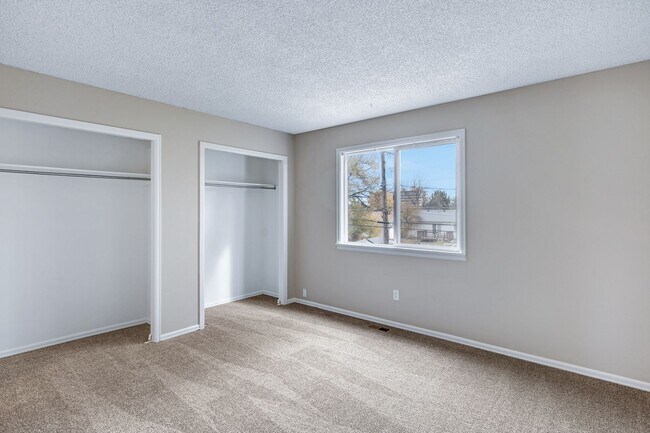 Building Photo - Pet Friendly 2 Bedroom Townhome located close to downtown Colorado Springs