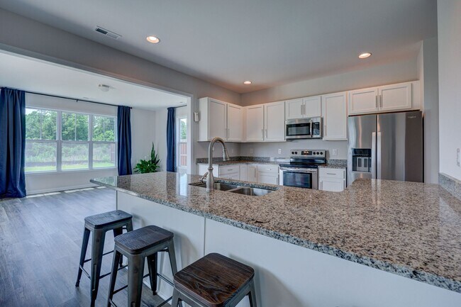 Building Photo - Luxurious 3 bedrooms 2.5 bath home in Nort...