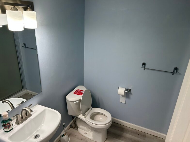 Bathroom #2 - 2541 Bittersweet Ln