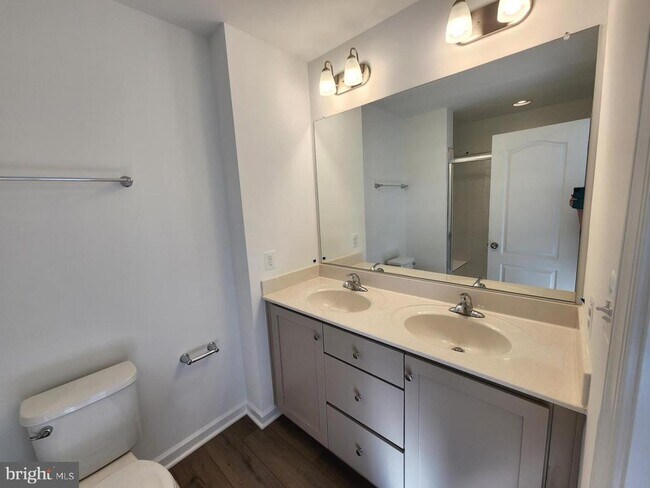 Building Photo - 229 Hillsdale Pl