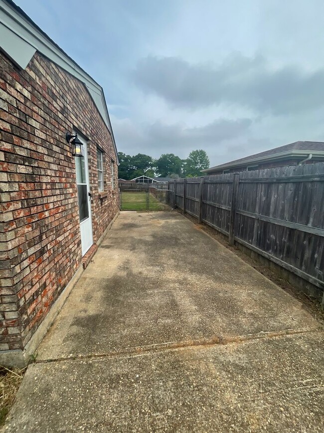 Building Photo - ** 4 Bed 2 Bath Located in Prattville ** C...