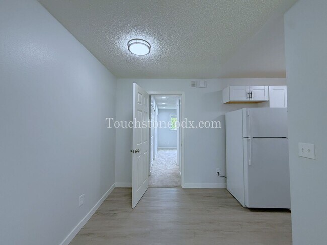 Building Photo - 2 WEEKS FREE OF RENT! Inviting East Portland Apartment