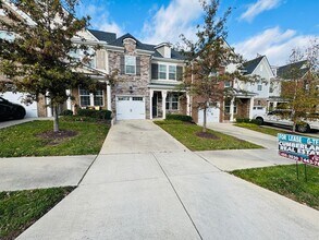 Building Photo - FOR LEASE - 3 bed, 2.5 bath, 1679 sqft townhome