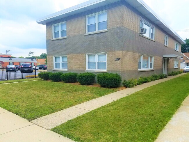 Building Photo - 6945 W Belmont Ave