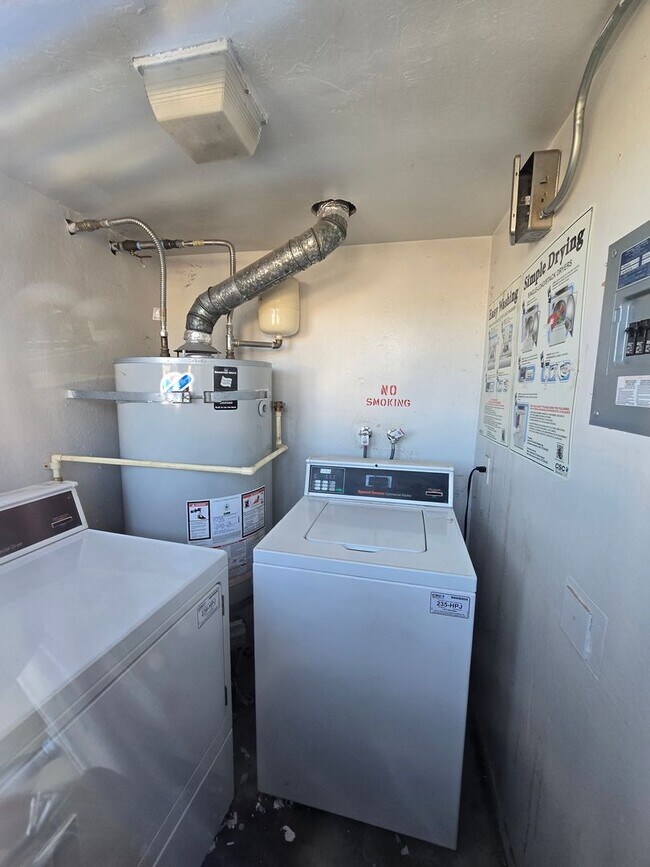 Building Photo - Beautifully Updated #4 Condo