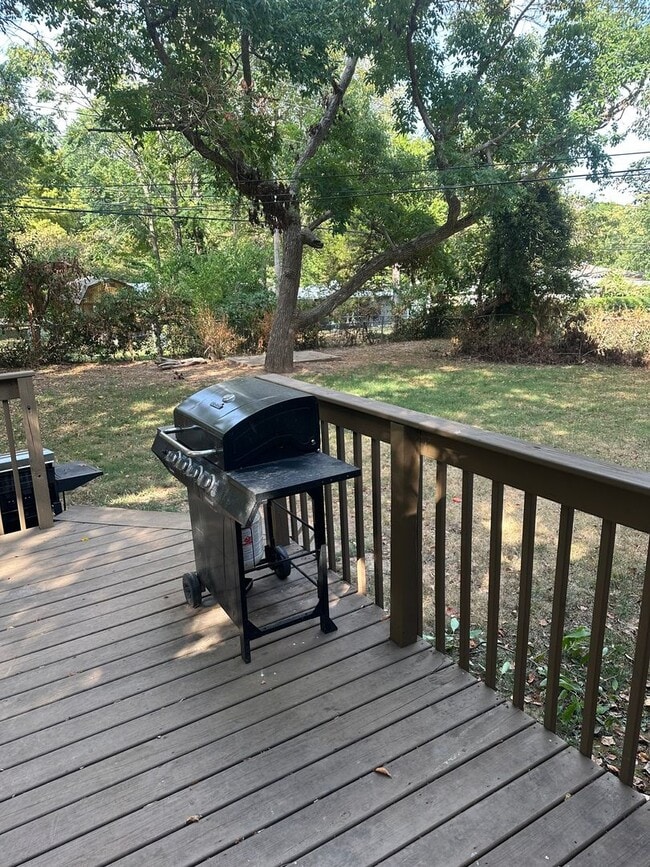 Building Photo - Brentwood - 3 bedroom, 1.5 bathroom, 1 car...