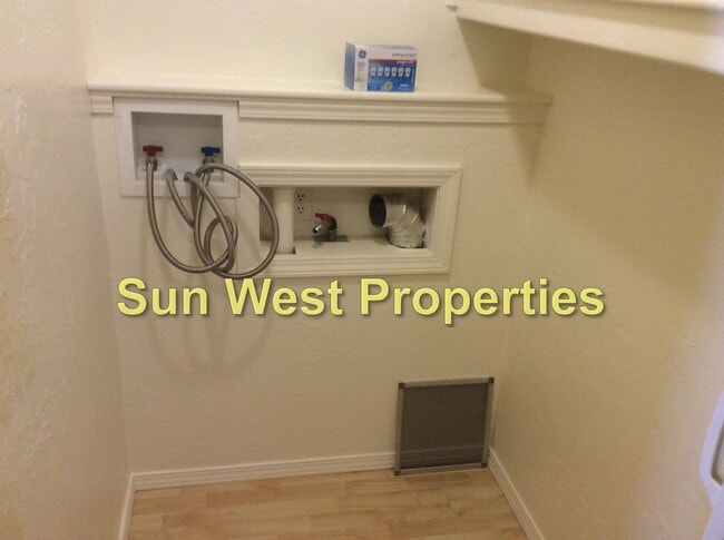 Building Photo - 2 Bed, 1 Bath, Duplex In Aztec