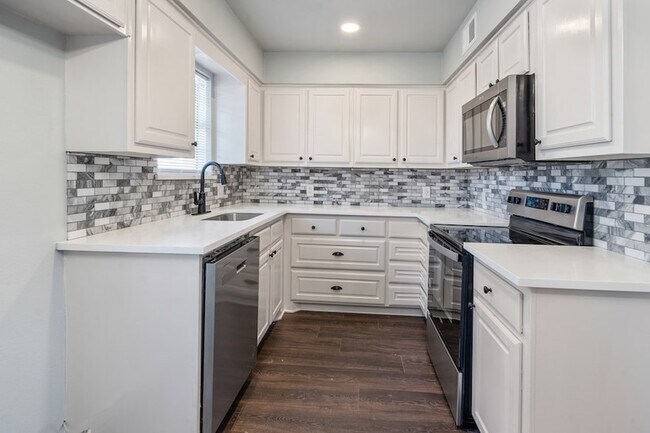 Building Photo - 208 N Coleman St