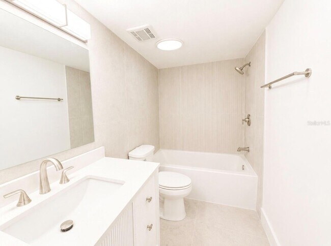 Building Photo - 200 Country Club Dr