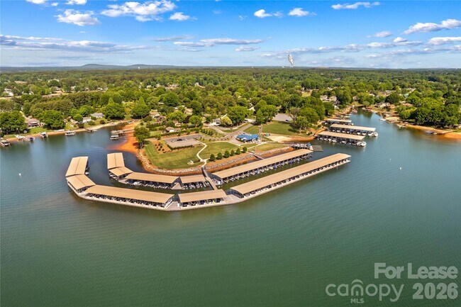 Building Photo - 182 Commodore Loop
