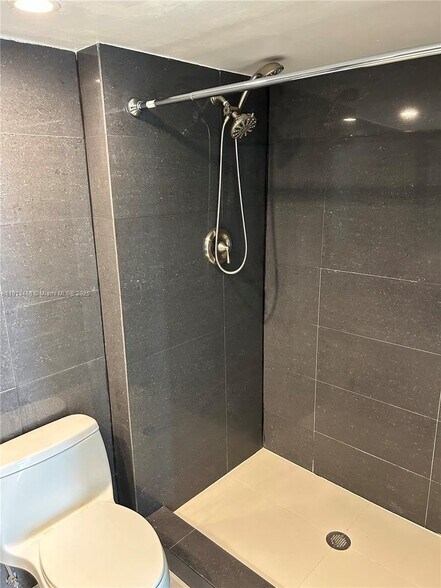 Building Photo - 100 Bayview Dr