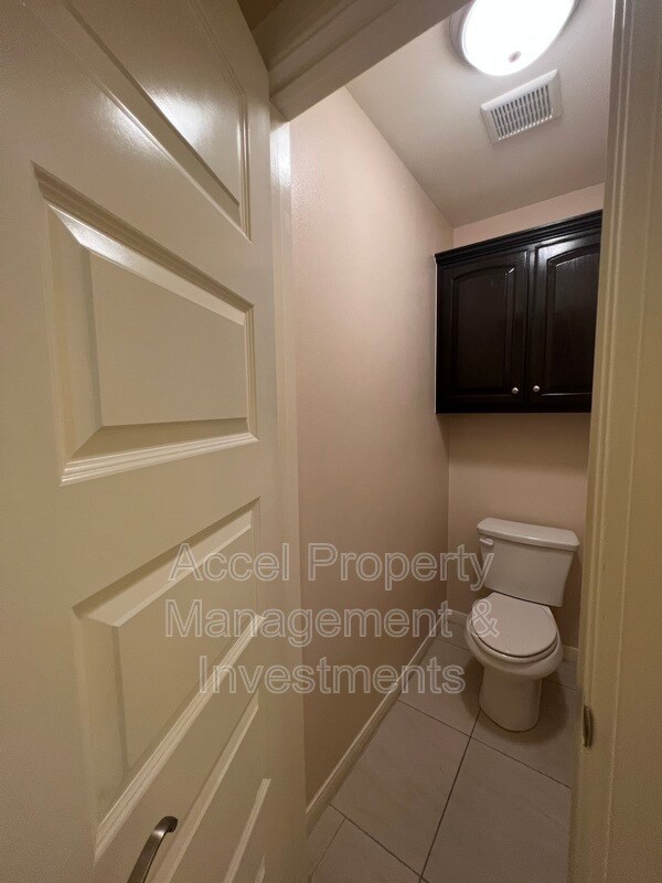 Building Photo - 711 N Abbott Ave