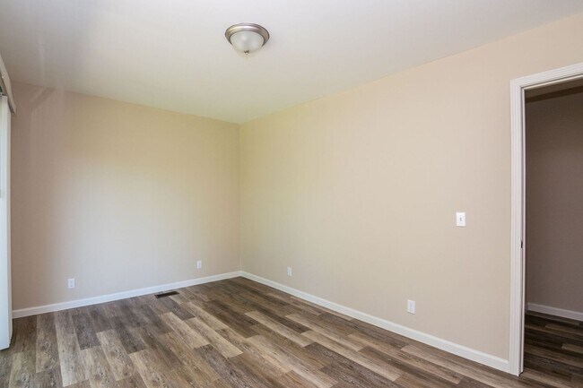 Building Photo - 2420 N Circle Dr