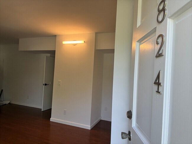 Building Photo - 824 Linbard Ln