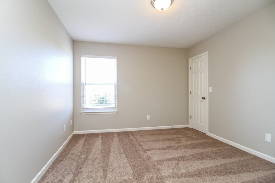 Building Photo - 2215 New Port Dr