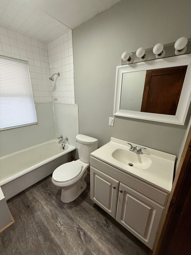 Building Photo - 3B / 1B home with over 1200 square feet!