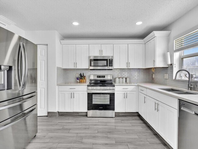 Building Photo - 7145 Crescent Creek Pl