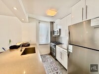 Building Photo - Large 2 bed 2 bath with two private outdoo...