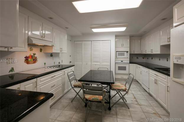 Building Photo - 10155 Collins Ave
