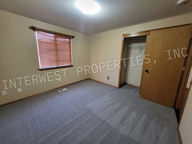 Building Photo - Spacious 3Bd Ba Ranch Style Home With A/C,...