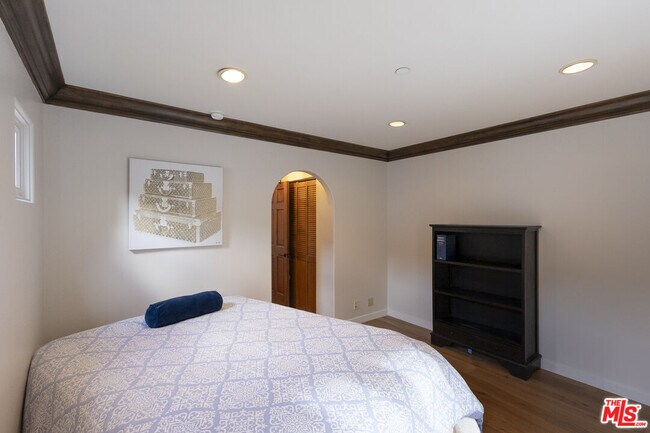 Building Photo - 1407 N Beverly Dr