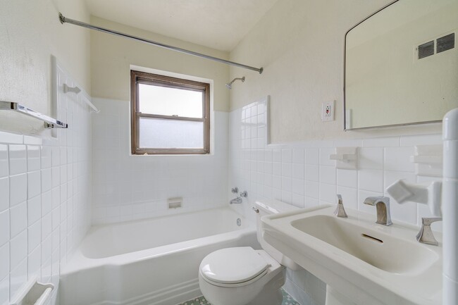 Building Photo - 1154 Moorlands Dr