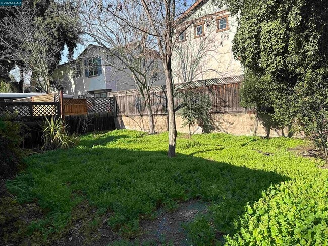 Building Photo - 2875 Euclid Ave