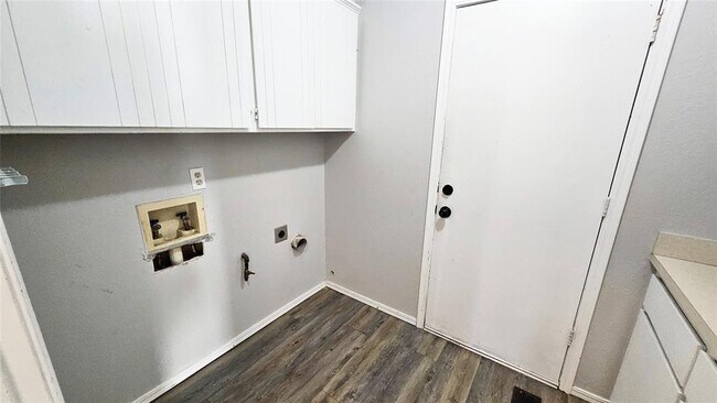 Building Photo - 9005 Tracy Dr