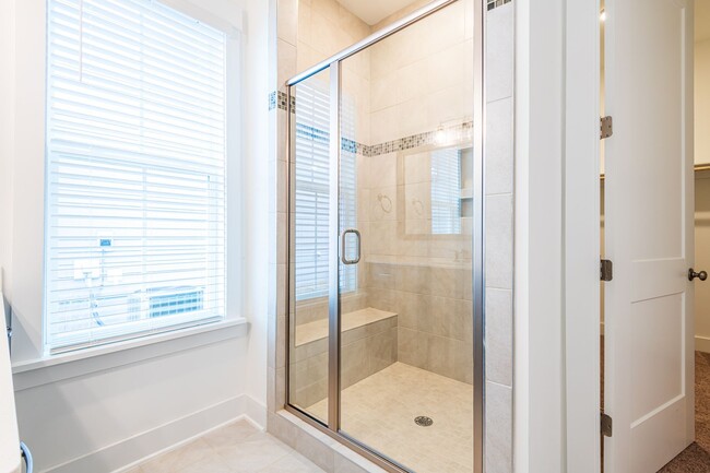 Building Photo - Gorgeous 4+ Bedroom Home in 12 Oaks