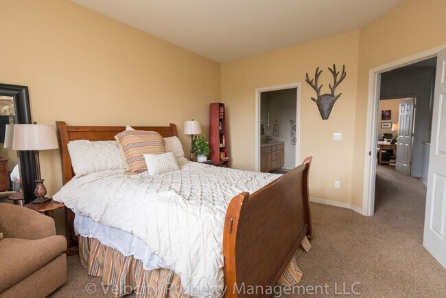 Building Photo - Beautiful Townhouse in Broken Top with Two...