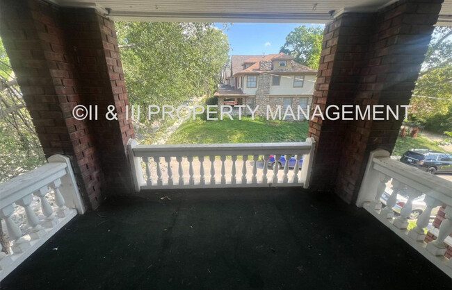 Building Photo - 217 W 37th St