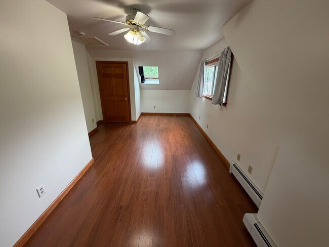 Building Photo - Beautiful 4 Bed / 2 Bath, Single Family Home. Close to Downtown Northampton!