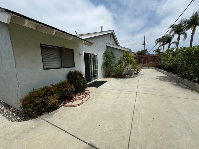 Building Photo - 812-818 E Fairway Dr