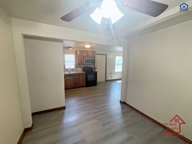 Building Photo - 1604 NW Lindy Ave